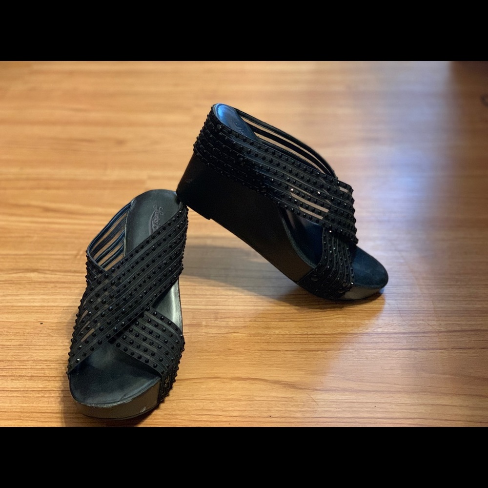 Lucky Brand wedge heels stretchy w black diamonds